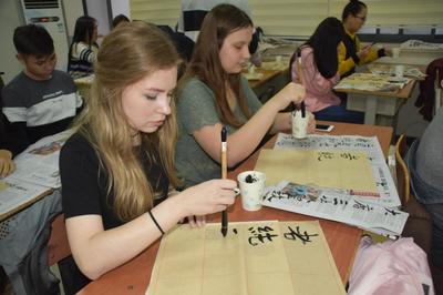 國(guó)際學(xué)院組織留學(xué)生學(xué)寫中國(guó)書(shū)法